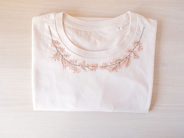 Minimal Floral Embroidery T-Shirt